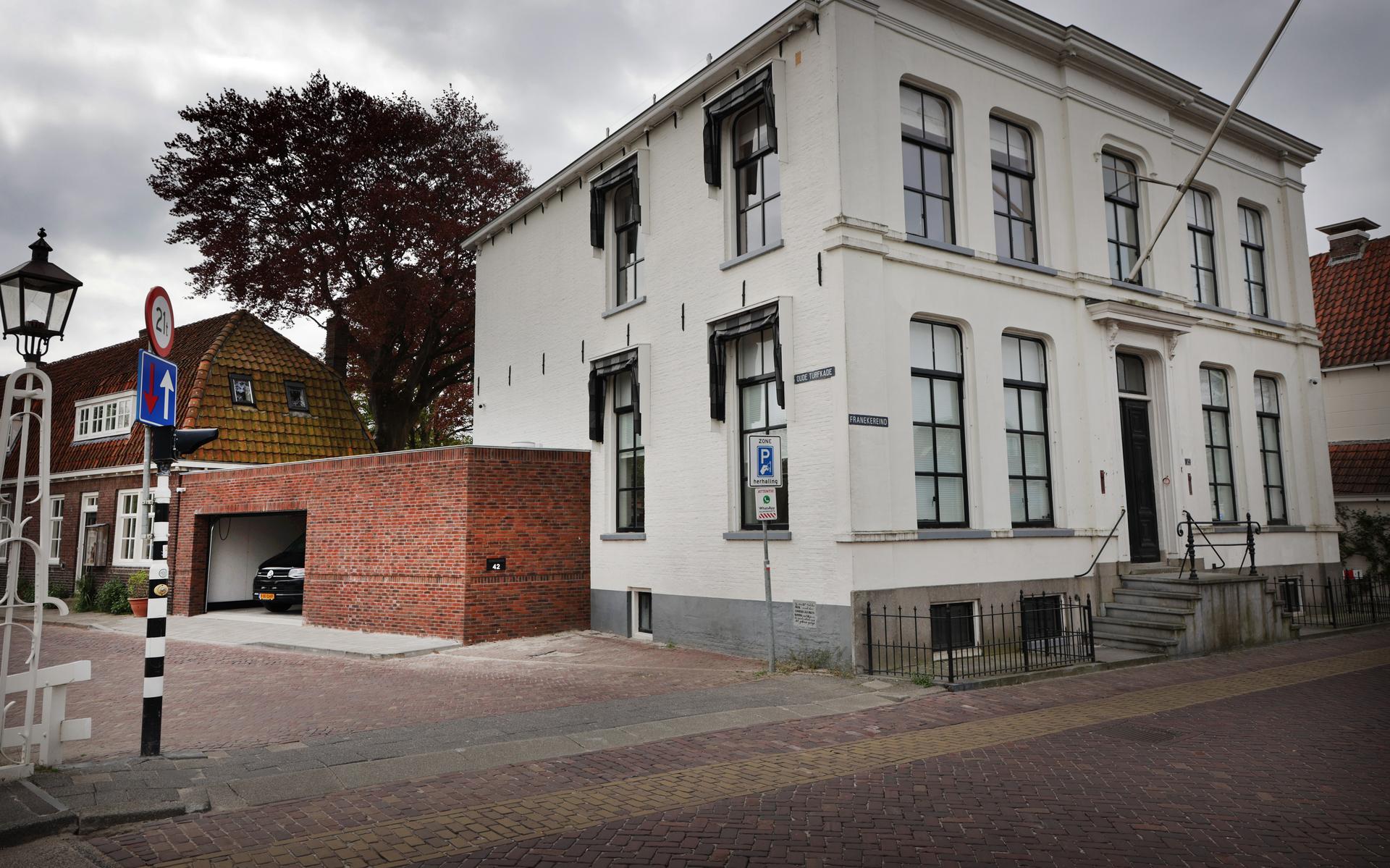 De witte burgemeesterswoning uit 1858, met links de moderne aanbouw.