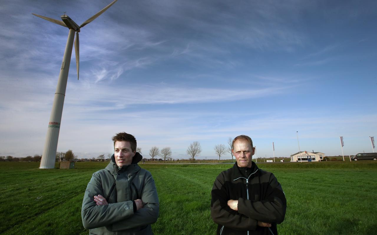 Jeljer Zijlstra (links) en Jarig Jan Boersma bij de bestaande dorpsmolen van Reduzum. 
