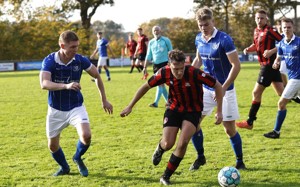Sil van der Sluis (midden) van Read Swart ontdoet zich van zijn verdedigers.