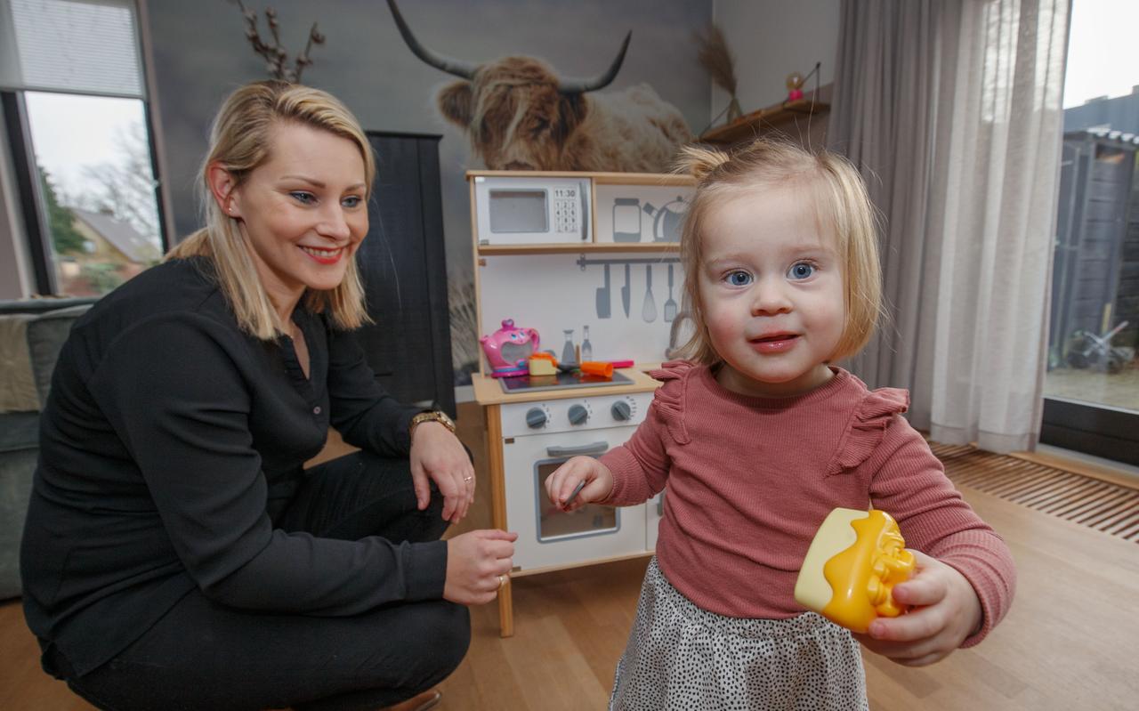 Anne van der Leest en haar dochtertje Julia, dat geboren is met het syndroom van Down. Anne van der Leest en haar dochtertje Julia, dat geboren is met het syndroom van Down.