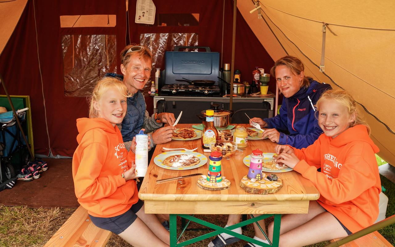 Rikst en Lysbert en hun ouders Tjitte en Lybrich de Vries eten pannenkoeken in de tent. Rikst en Lysbert en hun ouders Tjitte en Lybrich de Vries eten pannenkoeken in de tent.