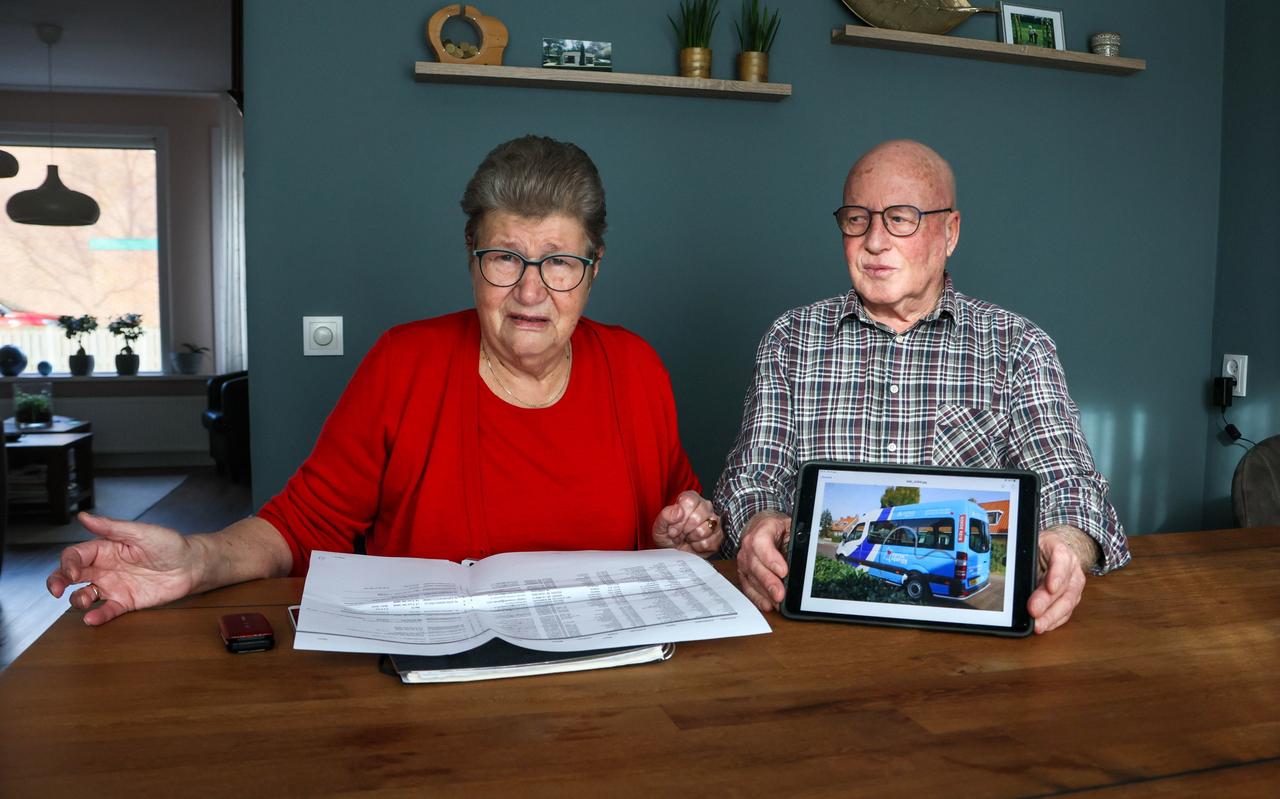 Planner Pytsje Hospes en haar man Jelle, die een van de chauffeurs is, kunnen niet wachten tot de Buurtbus weer gaat rijden tussen Hemelum en Stavoren. Planner Pytsje Hospes en haar man Jelle, die een van de chauffeurs is, kunnen niet wachten tot de Buurtbus weer gaat rijden tussen Hemelum en Stavoren.