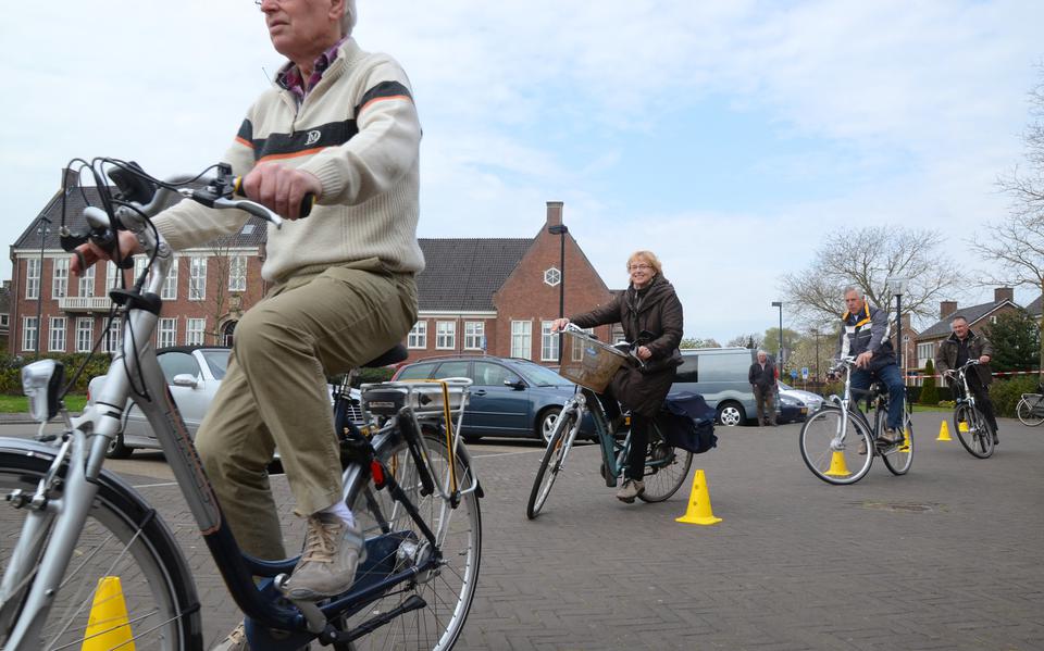 Ouderen oefenen met een elektrische fiets.