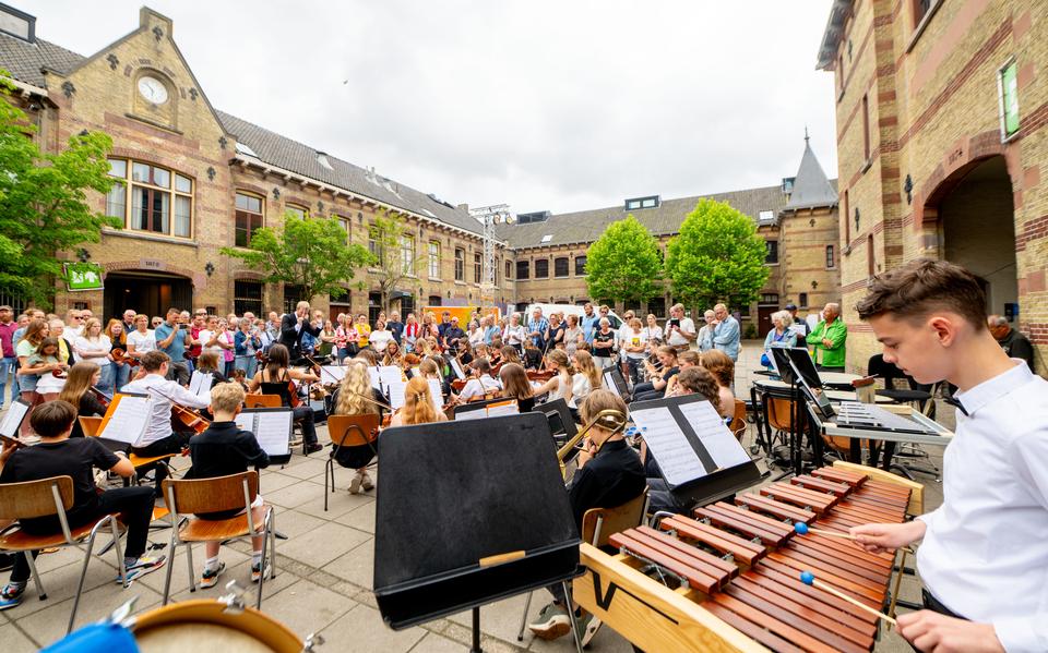 Het Jong Frysk Jeugd Orkest op een van de binnenpleinen van de Blokhuispoort.