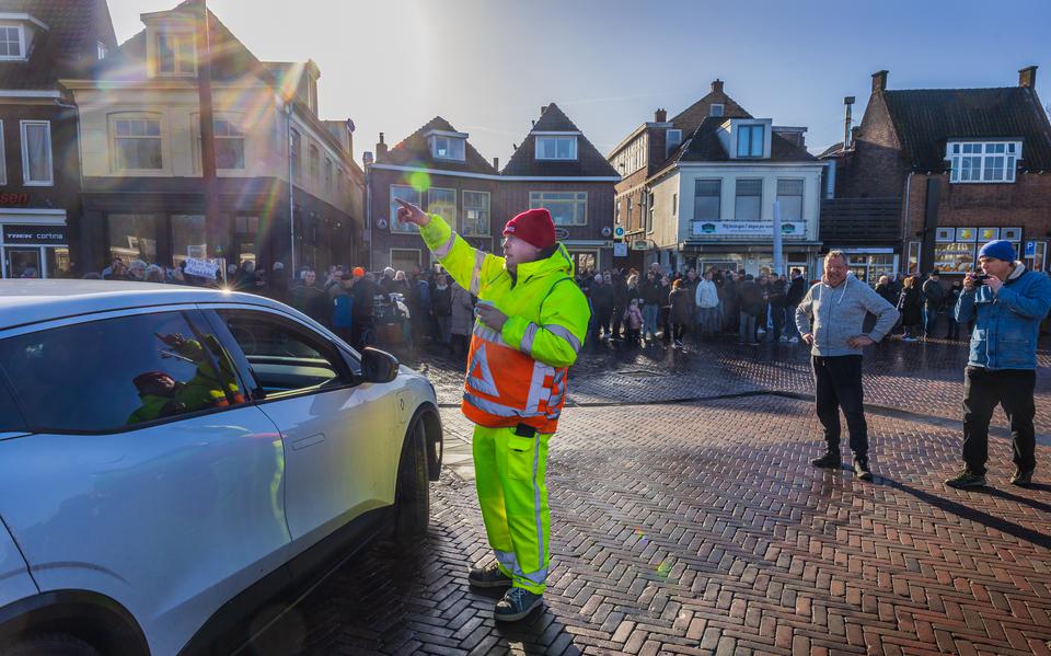 Een verkeersregelaar op de Prins Hendrikkade tijdens een protestactie tegen de autoluwe binnenstad.
