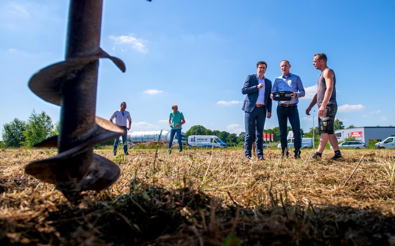 Remon en de gemeente Ooststellingwerf tekenden woensdag de koopovereenkomst van de grond en vierden dit met het een boring, uitgevoerd door de grootste boorstelling van Remon. Remon en de gemeente Ooststellingwerf tekenden woensdag de koopovereenkomst van de grond en vierden dit met het een boring, uitgevoerd door de grootste boorstelling van Remon.
