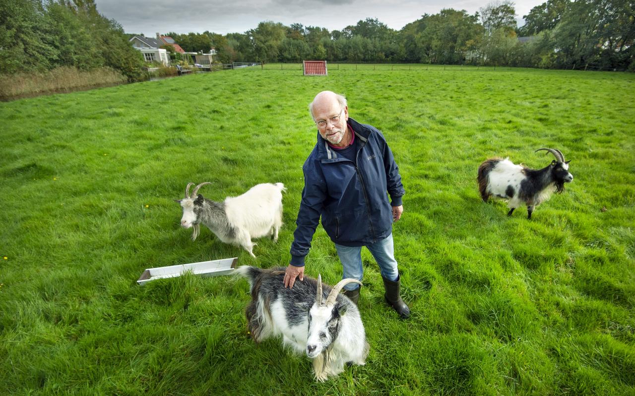Sijbe Roosma heeft een plan voor een wijkje met seniorenwoningen op het weiland achter zijn boerderij binnen de bebouwde kom van Gytsjerk. Sijbe Roosma heeft een plan voor een wijkje met seniorenwoningen op het weiland achter zijn boerderij binnen de bebouwde kom van Gytsjerk.