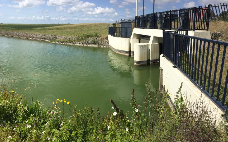 Inlaatsluis Tacozijl aan de IJsselmeerkant.