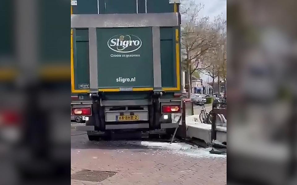 Vrachtwagen rijdt glazenwand aan diggelen in Drachten