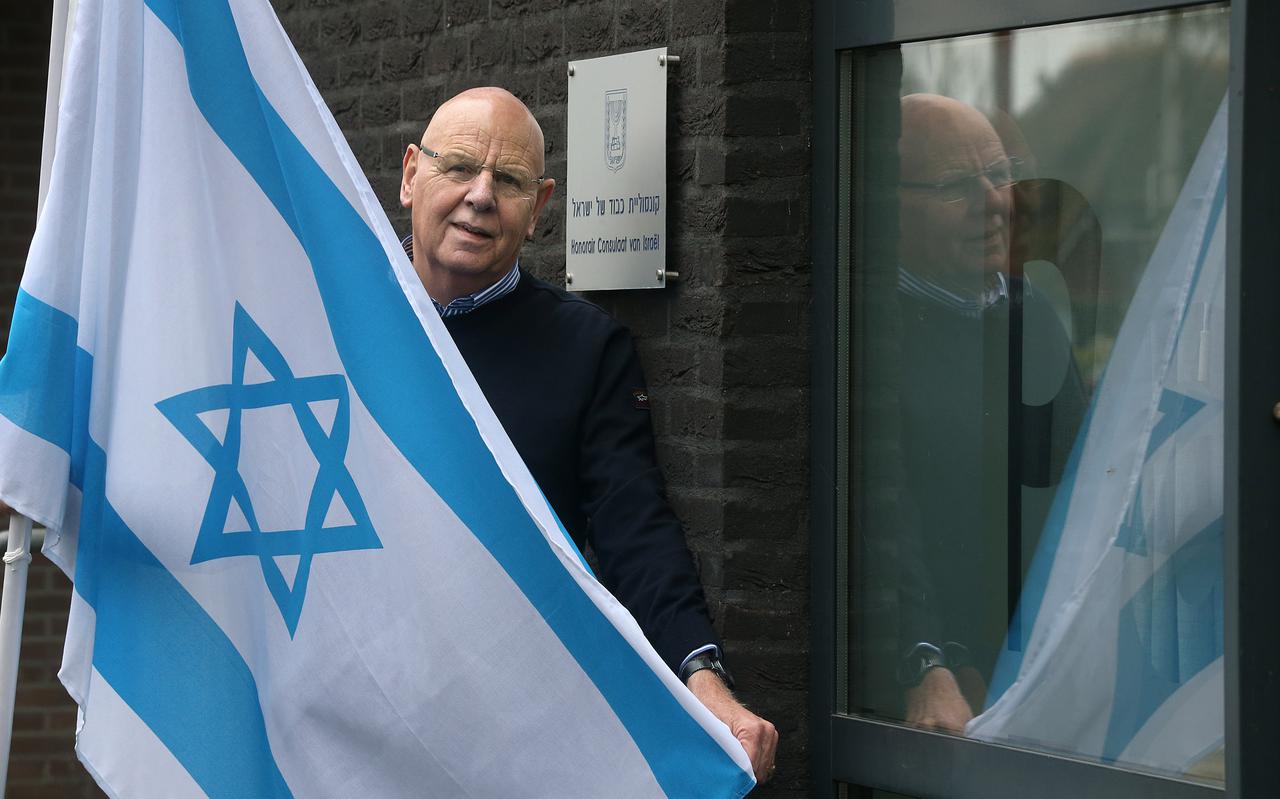 Arjen Lont is honorair consul voor Israël in de provincies Friesland, Groningen, Drenthe en Overijssel: ,,Symbolisch sla ik een arm om hen heen.''