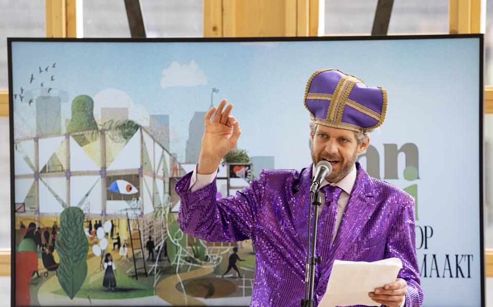 Theatermaker Zen Roorda legt een bizarre 'openbare biecht' af op Sân Dei, een 'agnostische kerkdienst' in Bouwurk.