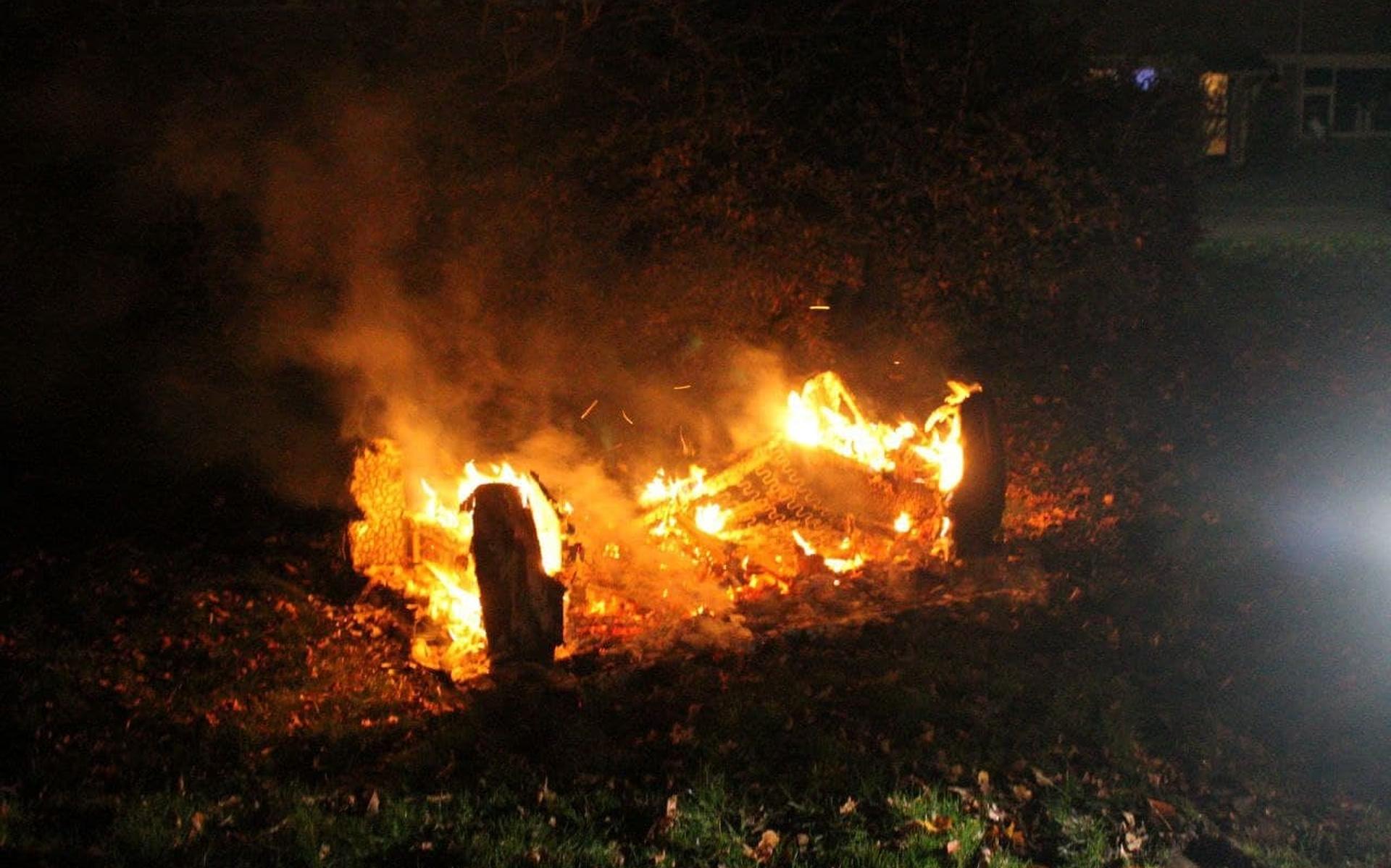 Bed in brand gestoken op grasveldje in Twijzelerheide