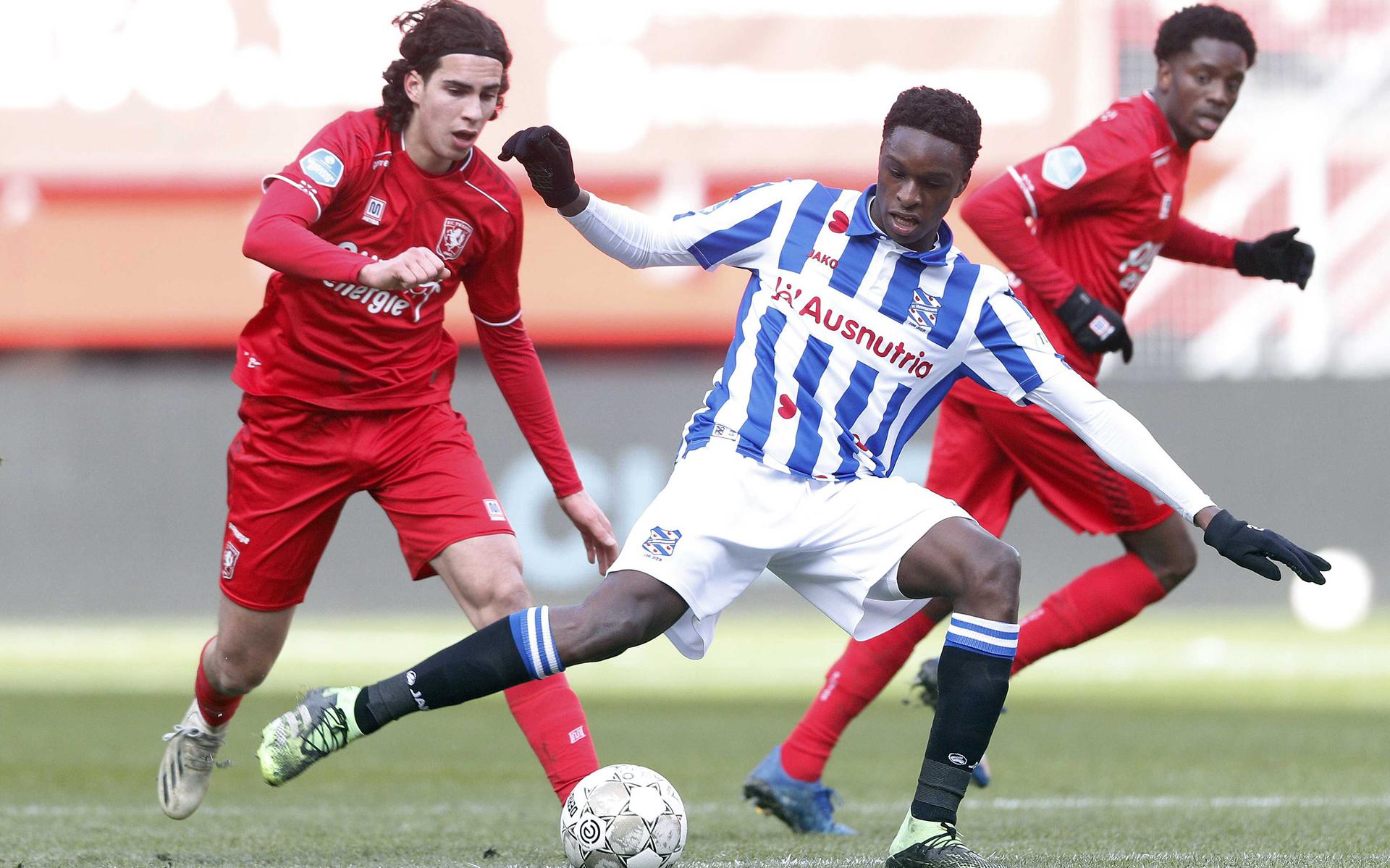  Lindon Selahi van FC Twente en Rodney Kongolo van SC Heerenveen in actie.
