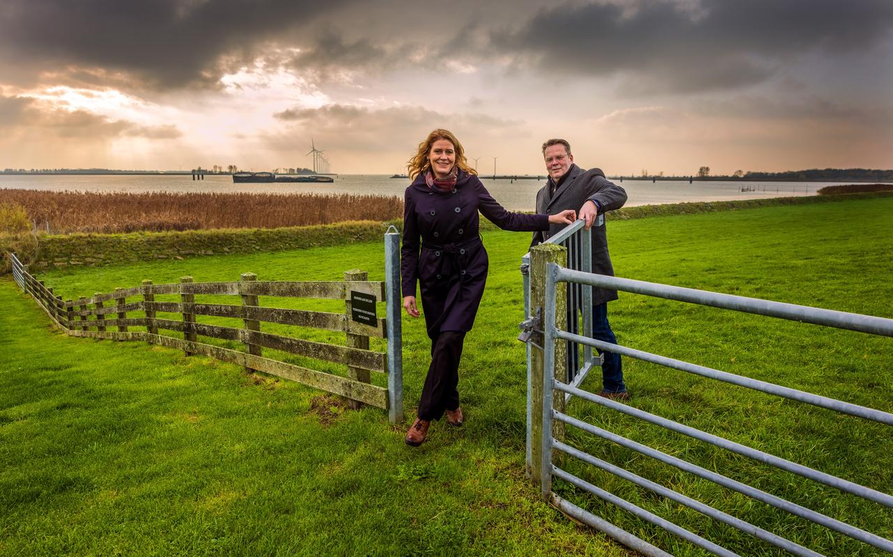 Luzette Kroon en Frank Jorna op de dijk bij het Woudagemaal in Lemmer. Luzette Kroon en Frank Jorna op de dijk bij het Woudagemaal in Lemmer.