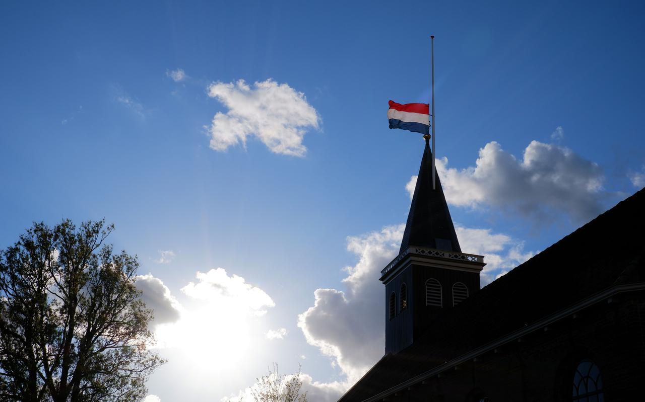 Bij de dodenherdenking in Hieslum hangt de Nederlandse vlag halfstok aan de kerktoren en wordt in de ceremonie aandacht geschonken aan de oorlog in Oekraïne. 