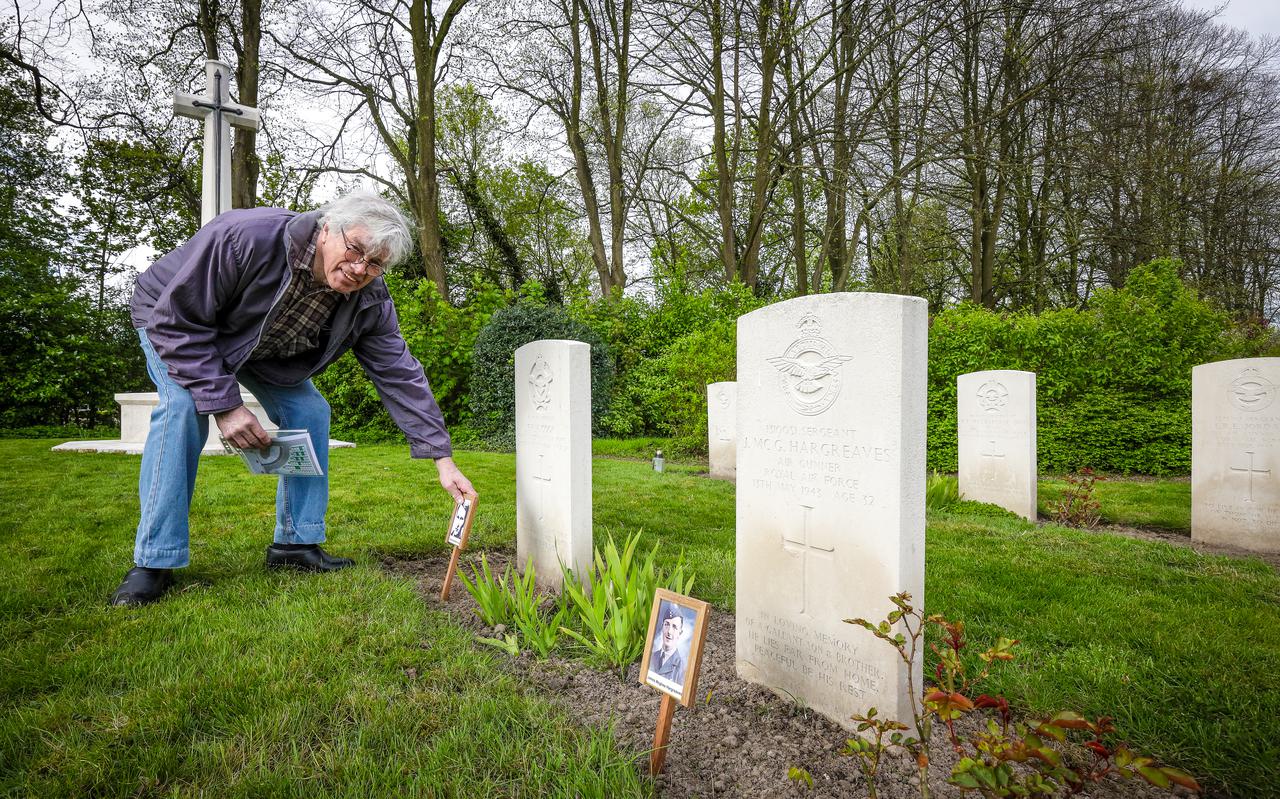 Peter van den Brandt plaatst de foto's van de gesneuvelde militairen bij hun graven.