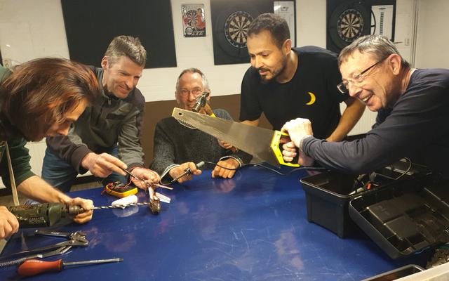 Kapot speelgoed krijgt tweede kans dankzij samenwerking Repair Café Sneek en Speelgoedbank. ‘Je hebt