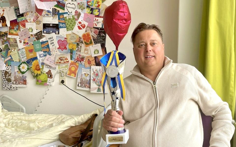 Jesmer Doele enkele maanden geleden op zijn kamer in revalidatiecentrum Beatrixoord, met alle steunbetuigingen.