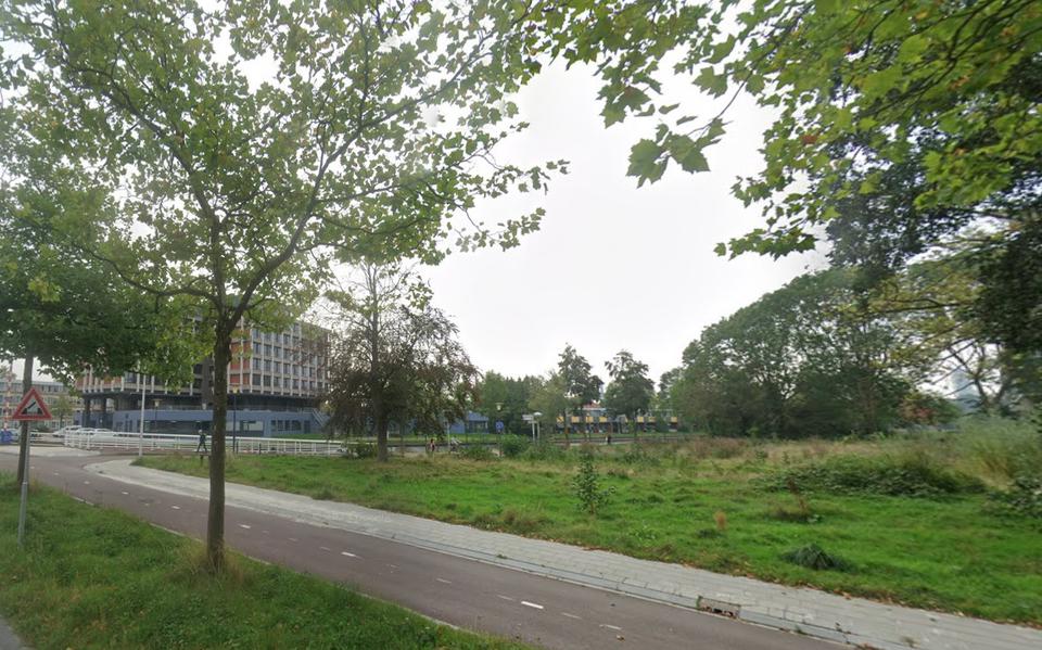 De bouwplek voor de nieuwe woontoren op de hoek van de Dokkumertrekweg en Dammelaan in Leeuwarden. 