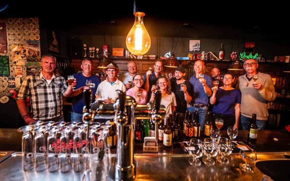 De proevers die bepaalden wat het lekkerste zomerbier van Friesland is in café De Strohoed in Leeuwarden. 