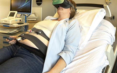 Een zwangere test de VR-bril, bedoeld om angst en pijn tijdens de bevalling te verminderen. Foto MCL