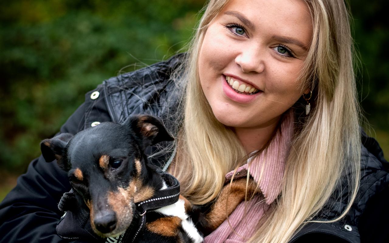 Nanda Otten en haar hondje Buck. Nanda Otten en haar hondje Buck.