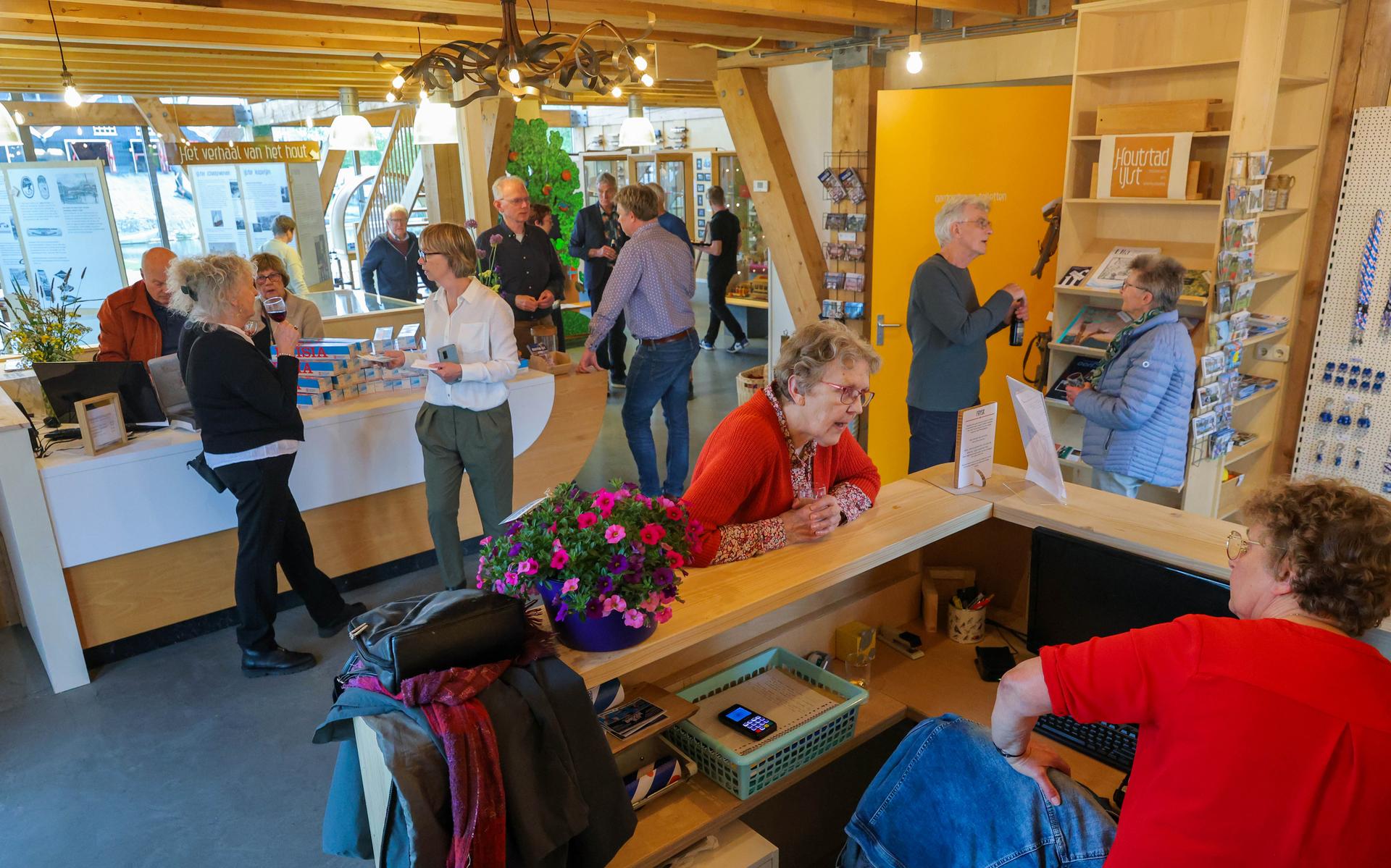 Twee balies bekronen de samenwerking tussen Museum Houtstad IJlst en Beleef IJlst