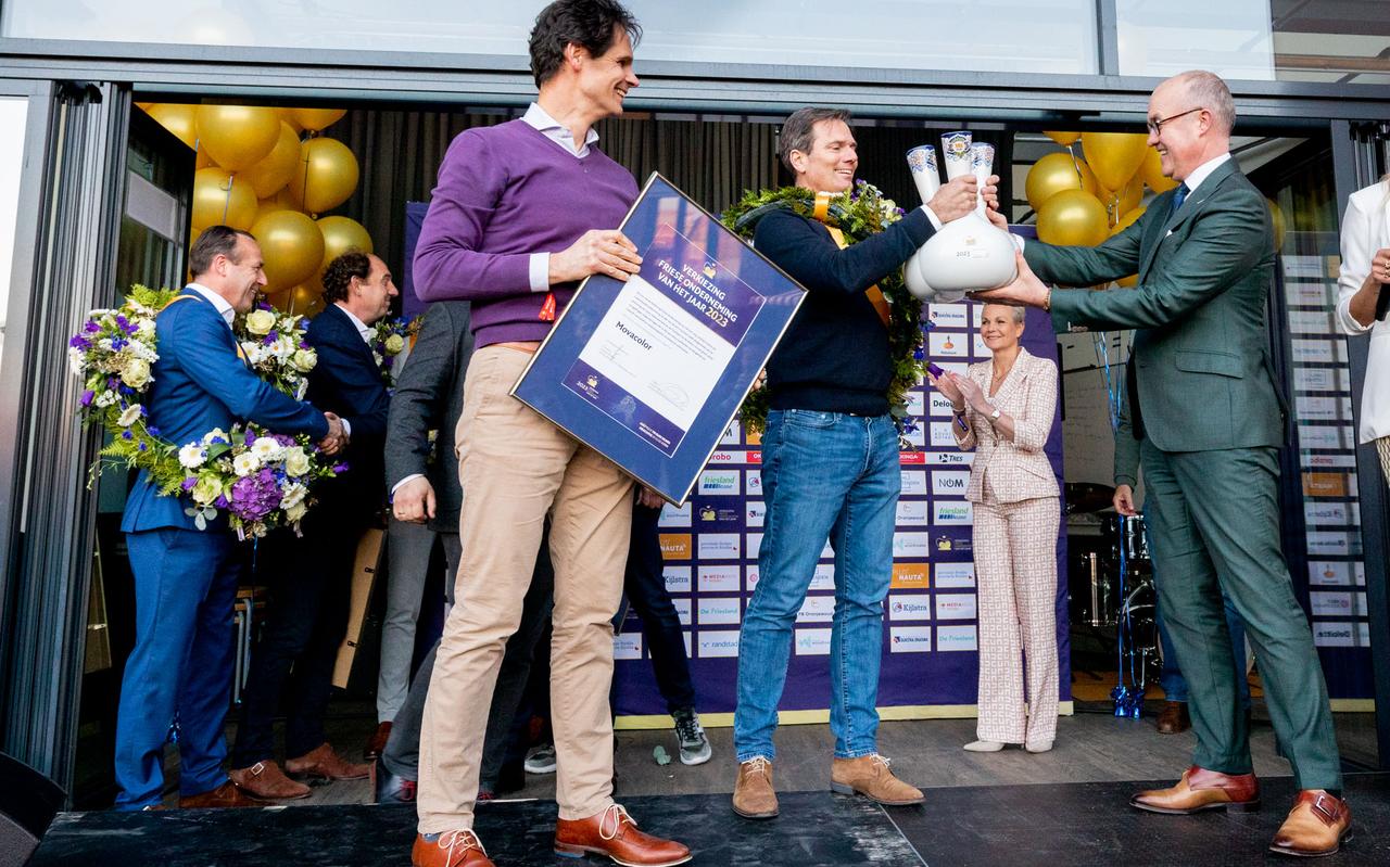 Marc Aandeweg en Bas Nieuwenhuis van Movacolor krijgen de speciale prijs overhandigd door Arno Brok, Frieslands commissaris van de koning en oud-burgemeester van Sneek. Marc Aandeweg en Bas Nieuwenhuis van Movacolor krijgen de speciale prijs overhandigd door Arno Brok, Frieslands commissaris van de koning en oud-burgemeester van Sneek.