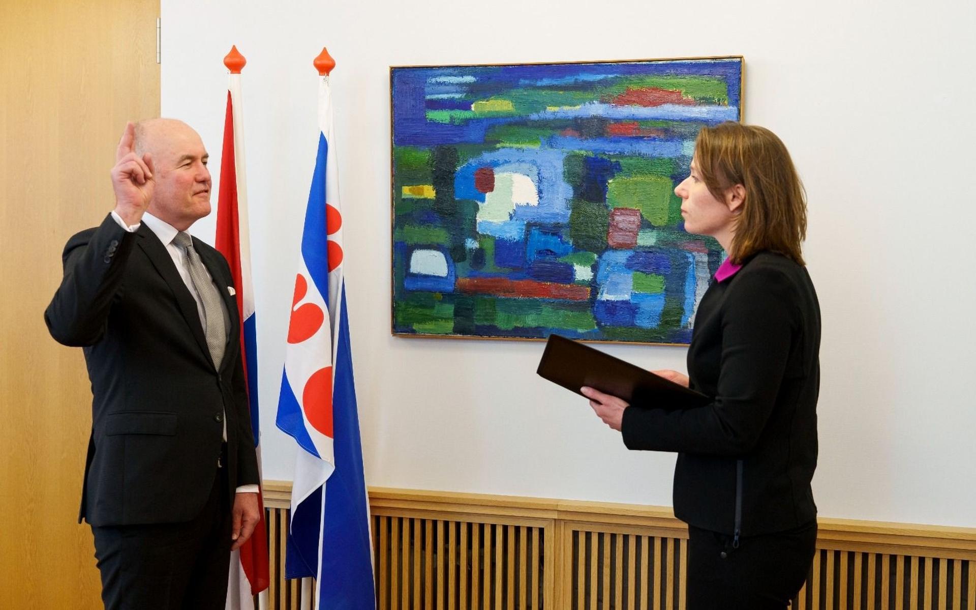 Minister Hanke Bruins Slot van Binnenlandse Zaken beëdigt Arno Brok voor zijn tweede termijn als commissaris van de Koning van Friesland.