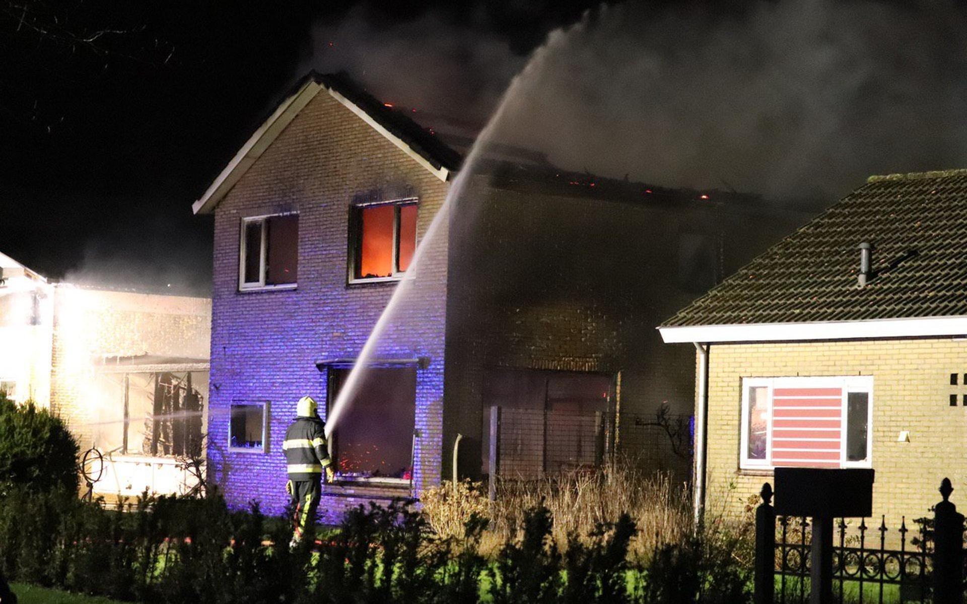 Politie vermoedt dat brand in woonhuis Stiens is aangestoken - Leeuwarder Courant