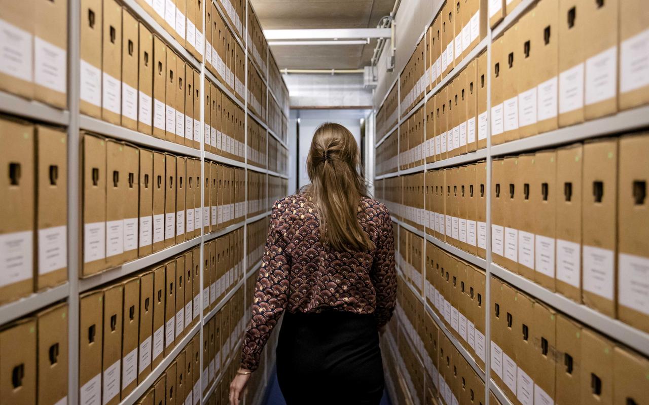 Een medewerker van het Nationaal Archief in Den Haag tussen de geheime dozen, afgelopen week tijdens de jaarlijkse Openbaarheidsdag. Een medewerker van het Nationaal Archief in Den Haag tussen de geheime dozen, afgelopen week tijdens de jaarlijkse Openbaarheidsdag.
