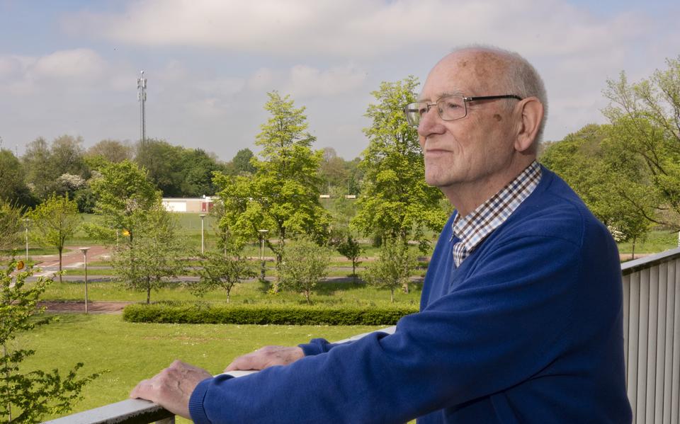 De blik van de 81- jarige Anton Schotanus, hier op het balkon van zijn flat in Leeuwarden, reikt dankzij een rijk sociaal en maatschappelijk leven verder dan het dambord, waarop hij vorige week zijn vierde nationale veteranen titel won. 