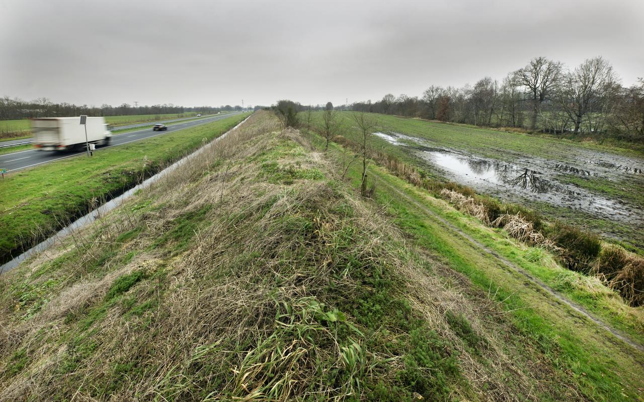 Rechts op de foto een stuk van de grond bij Burgum, die in een brochure te koop aangeboden wordt. Links de Sintrale As. Rechts op de foto een stuk van de grond bij Burgum, die in een brochure te koop aangeboden wordt. Links de Sintrale As.