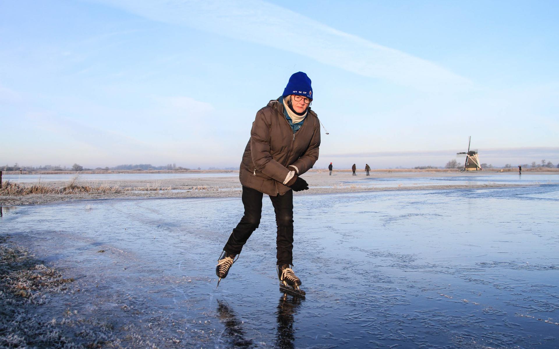 Een laagje ijs van zo'n twee centimeter zorgde ervoor dat de schaatsers hun eerste slagen konden maken.