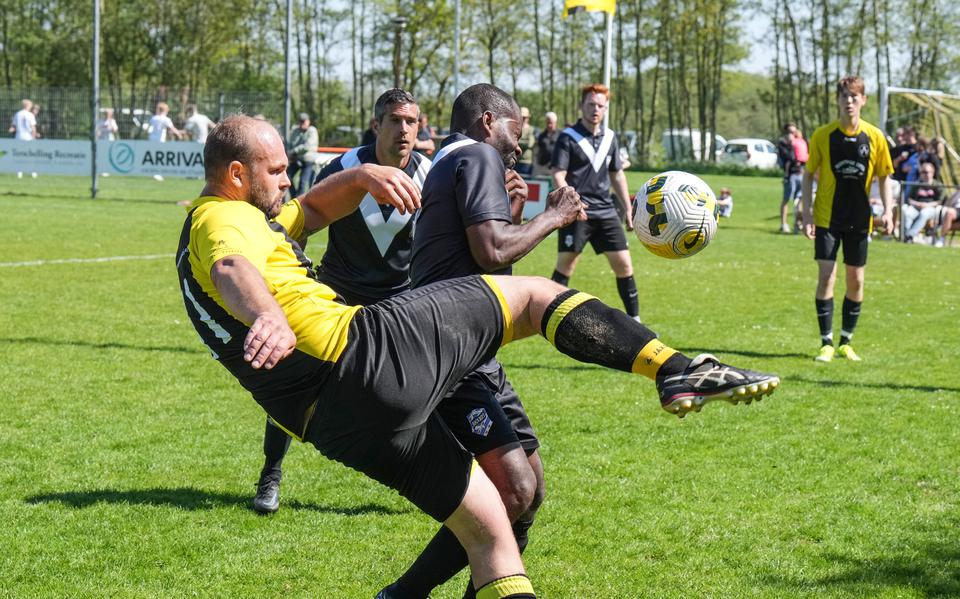 Beeld uit de wedstrijd in de zondag vijfde klasse B tussen AVV en Black Boys: eilander Martijn Jongsma probeert zijn tegenstanders op het verkeerde been te zetten met een omhaal. 
