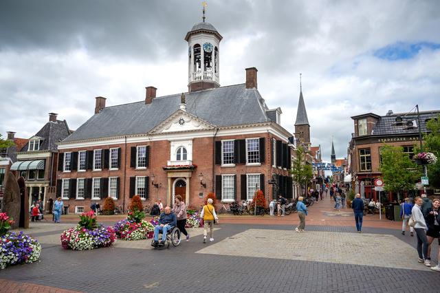 Twee geluiden in Dokkum: woensdag een welkomstactie voor vluchtelingen, donderdag een demonstratie