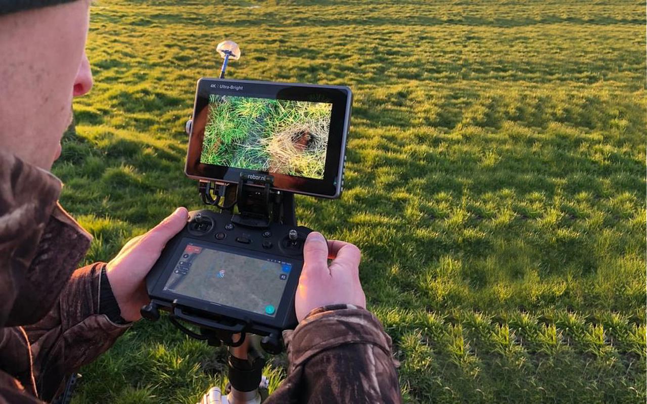 Eén van de zes dronepiloten (Wiebe Palstra in dit geval) heeft met de nieuwe drone een nest gevonden en registreert deze in de nazorg-app.