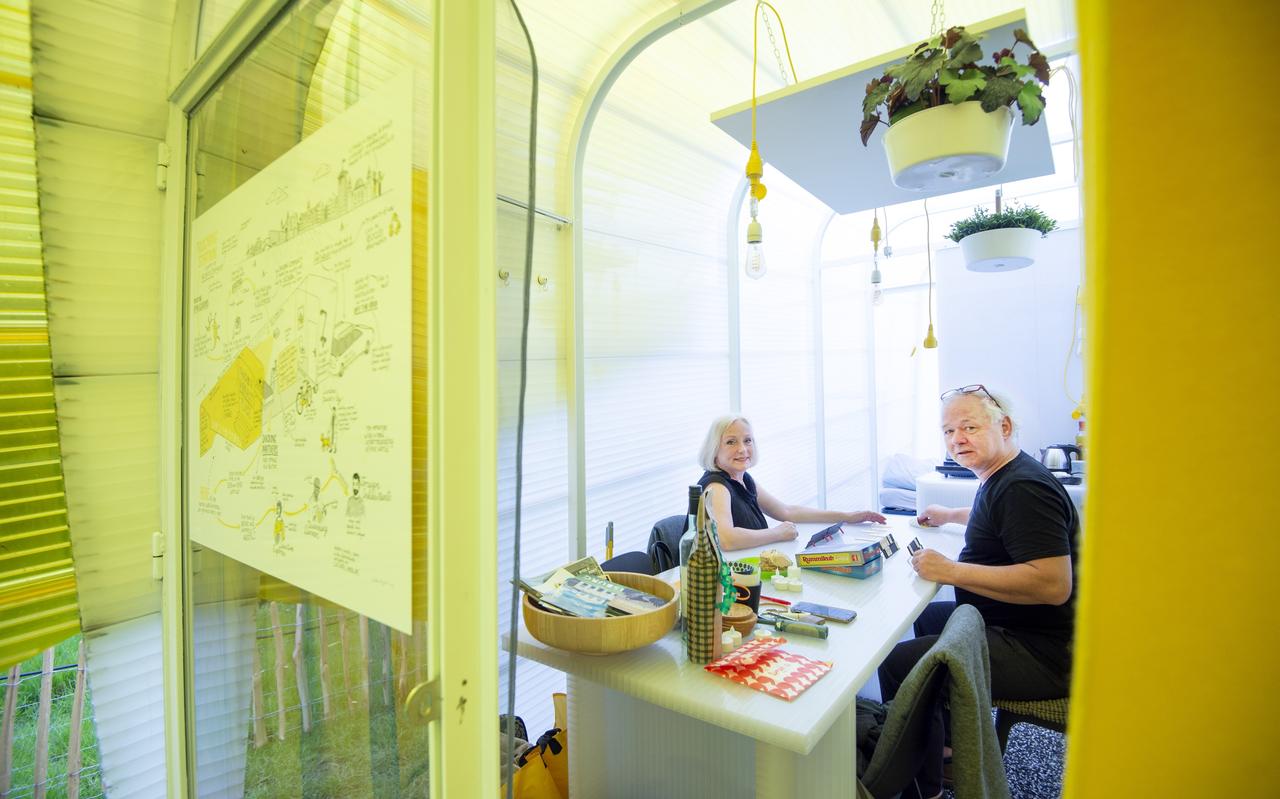 Zanglerares Brunhilde Kuijper en haar partner Vincent Otterspoor mogen een week verblijven in een speciale caravan op kampeerterrein It Dreamlân in Kollumerpomp. Zanglerares Brunhilde Kuijper en haar partner Vincent Otterspoor mogen een week verblijven in een speciale caravan op kampeerterrein It Dreamlân in Kollumerpomp.