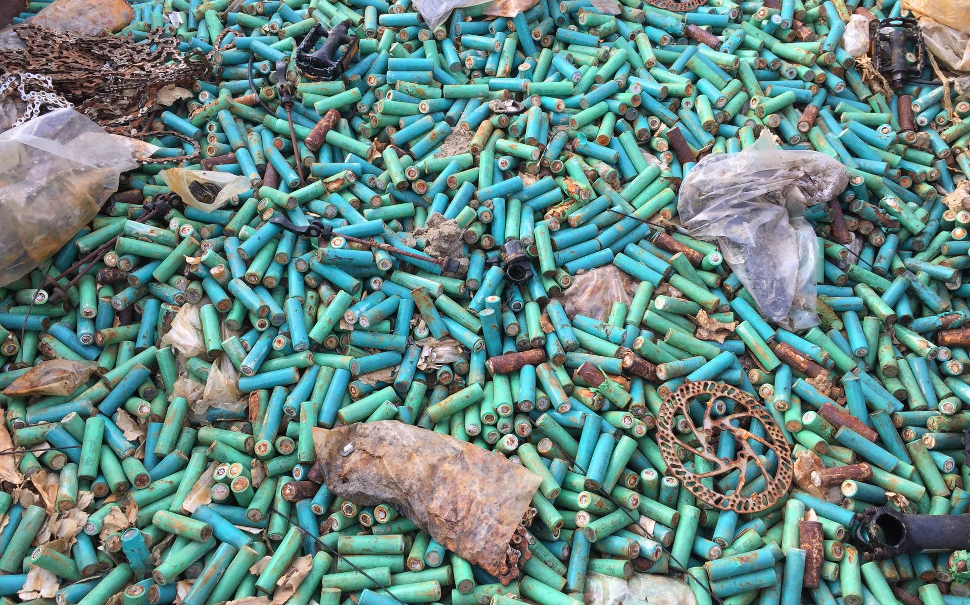 Een deel van de AA-batterijen spoelde aan op de Waddeneilanden. Foto: Archief LC