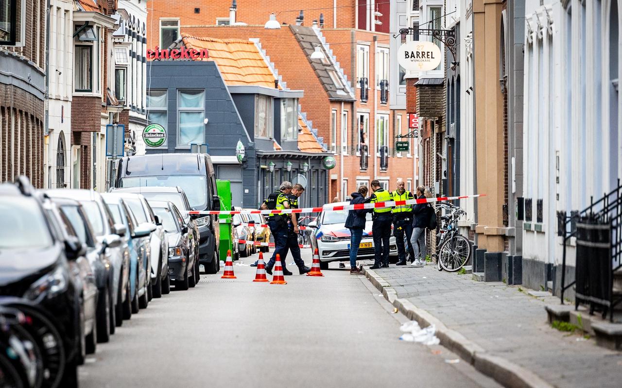Archieffoto van het politieonderzoek in de Haddingestraat in Groningen, waar vlak daarvoor onder anderen de 50-jarige Leeuwarder is neergeschoten. 