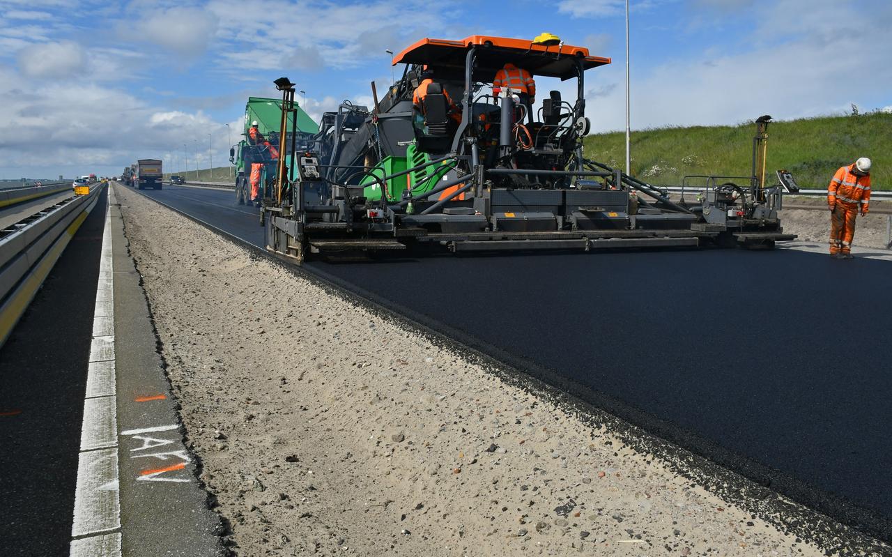 De vernieuwde asfaltlaag op de Afsluitdijk. De vernieuwde asfaltlaag op de Afsluitdijk.