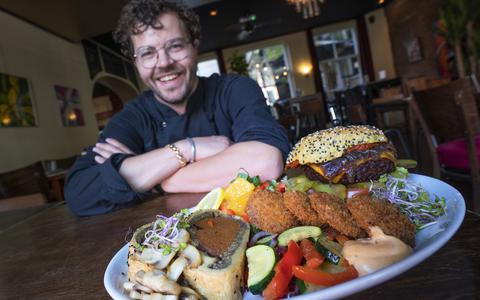 Bij Eetcafé Spinoza bieden ze al sinds 2014 veganistisch eten aan. Op de foto mede-eigenaar Ralph Pol met een veganistische proeverij.