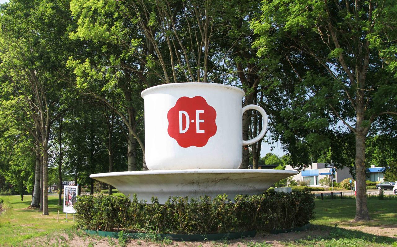 De kop en schotel van Douwe Egberts bij een rotonde in Joure. De kop en schotel van Douwe Egberts bij een rotonde in Joure.