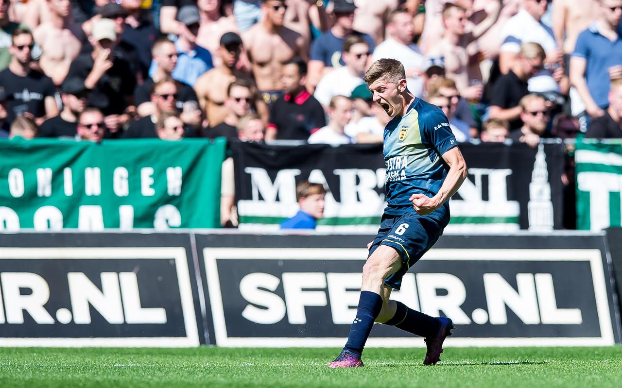 Mees Hoedemakers van SC Cambuur viert de 0-2 tijdens de Nederlandse eredivisie wedstrijd tussen FC Groningen en SC Cambuur in het Euroborgstadion op 15 mei 2022 in Groningen, Nederland. 