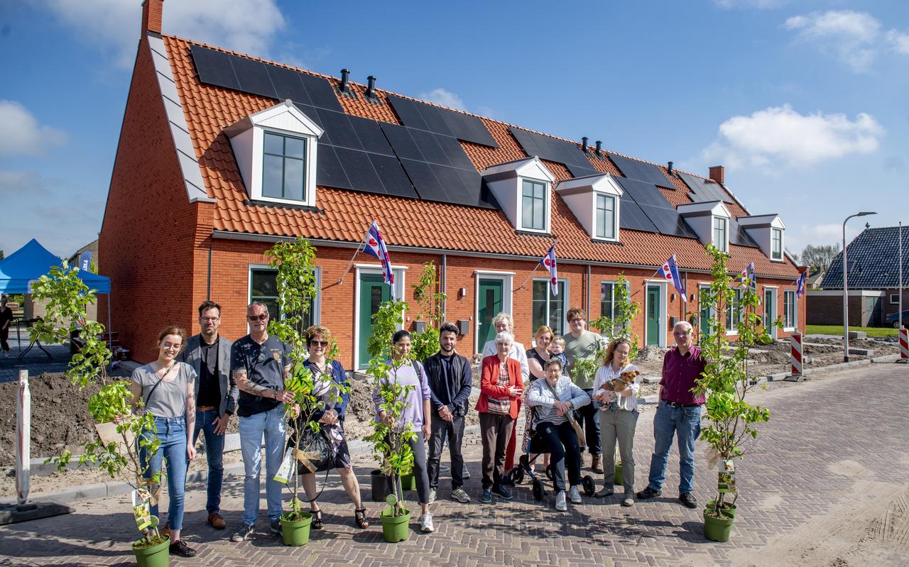 De nieuwe bewoners van de Petterhusterdyk in Stiens kwamen maandagmiddag bij elkaar voor de sleuteloverdracht van hun nieuwe duurzame woning. De nieuwe bewoners van de Petterhusterdyk in Stiens kwamen maandagmiddag bij elkaar voor de sleuteloverdracht van hun nieuwe duurzame woning.