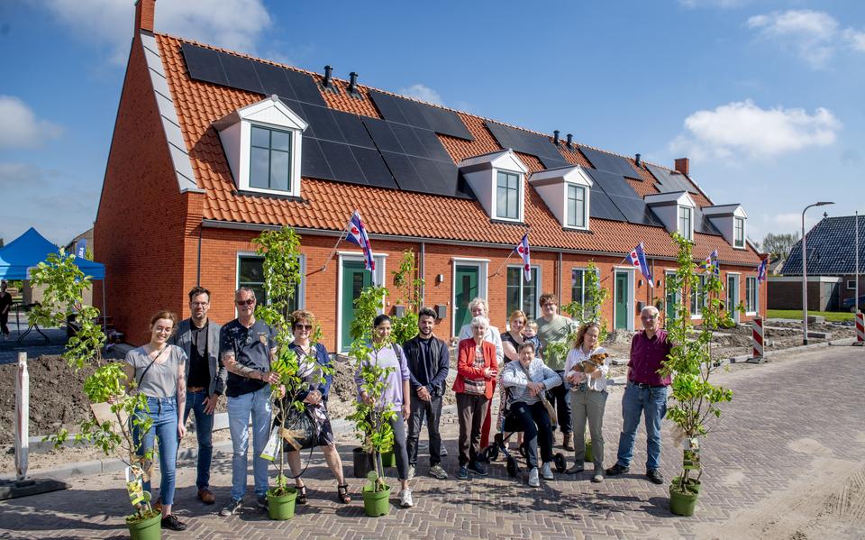 De nieuwe bewoners van de Petterhusterdyk in Stiens kwamen maandagmiddag bij elkaar voor de sleuteloverdracht van hun nieuwe duurzame woning. 