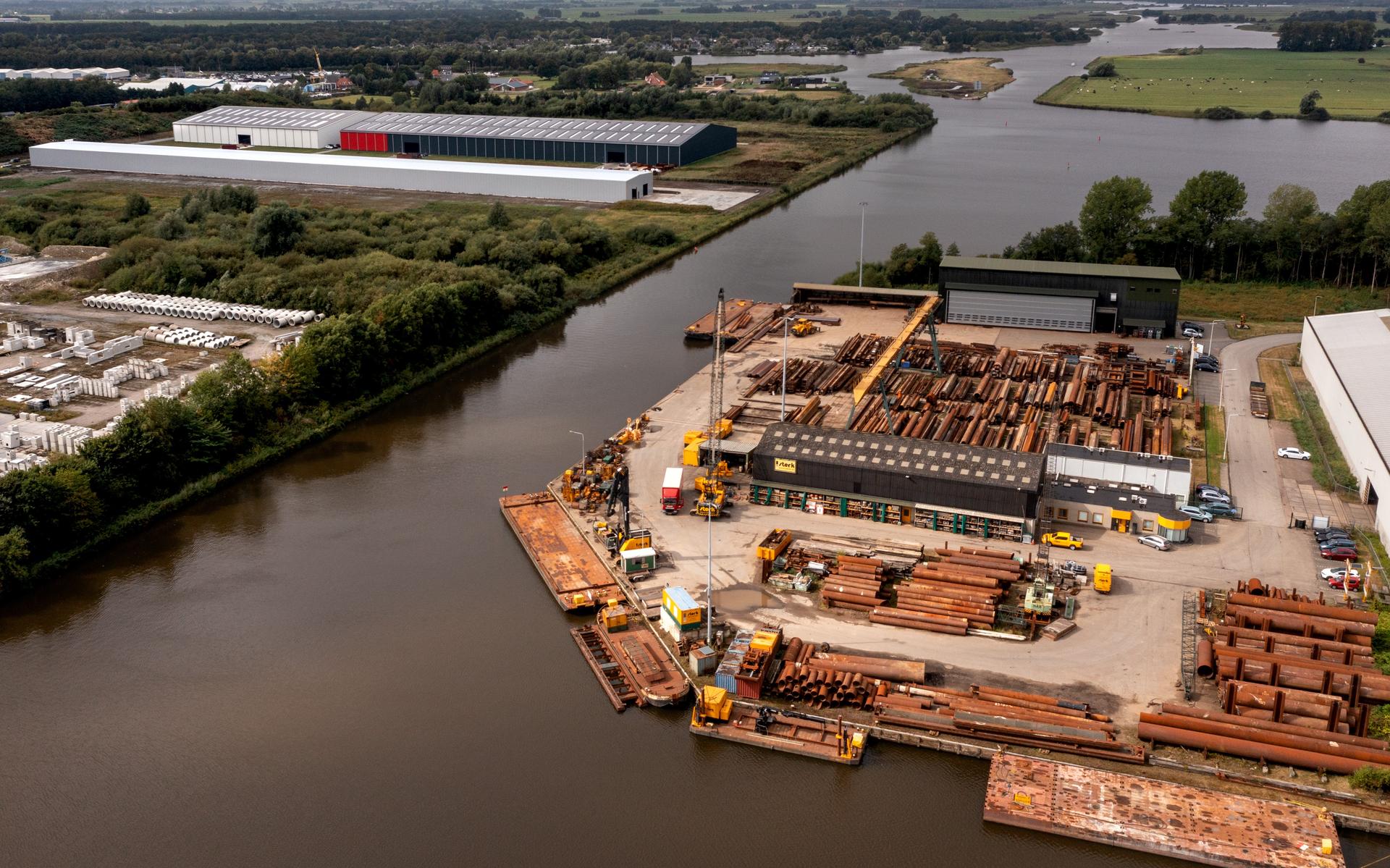 Linksvoor de bedrijfshal van Hacquebord, daarachter komen de bedrijfswoningen.