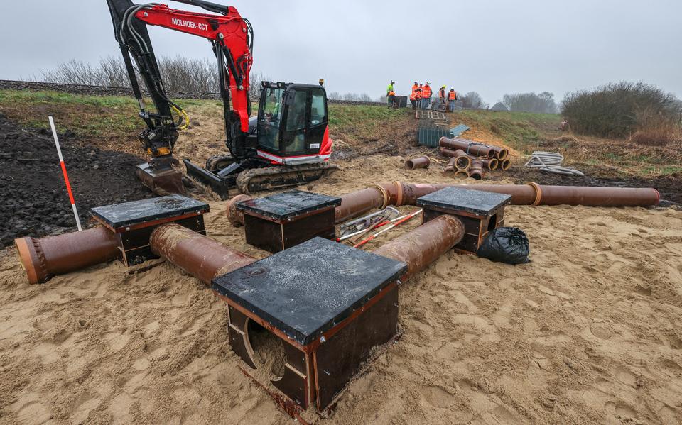 Om de dassen een nieuwe leefomgeving te bieden, is inmiddels een kunstburcht verder van het spoor aangelegd.