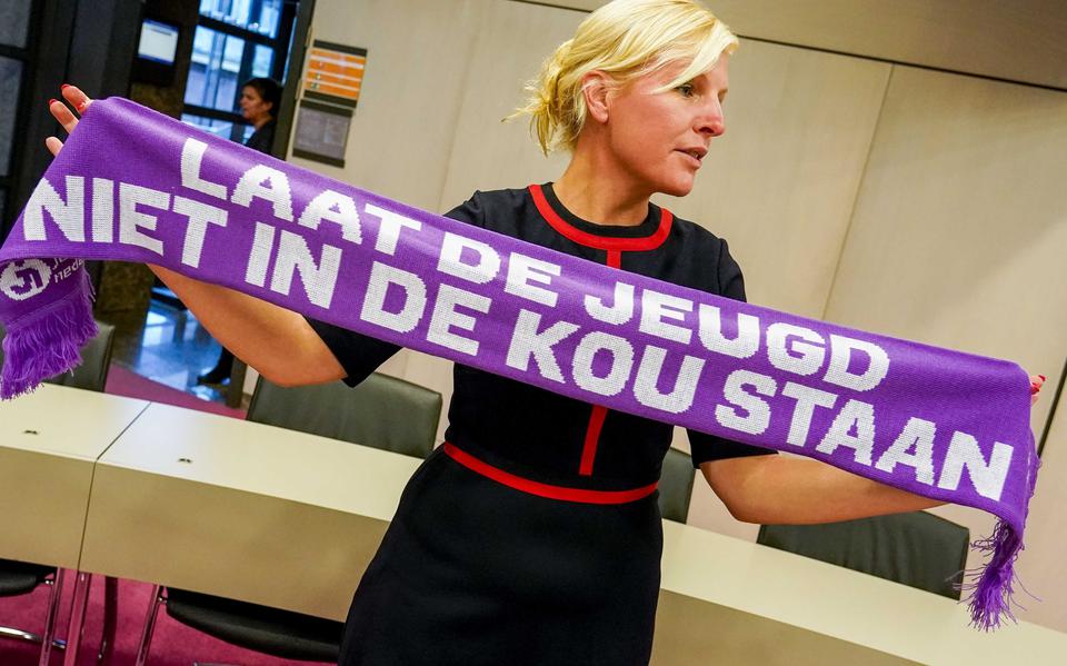 In november 2019 trokken de Nederlandse wethouders nogmaals naar de Tweede Kamer om extra geld te vragen voor de jeugdzorg. Op de foto Attje Kuiken (PvdA) met in haar handen een actiesjaal.