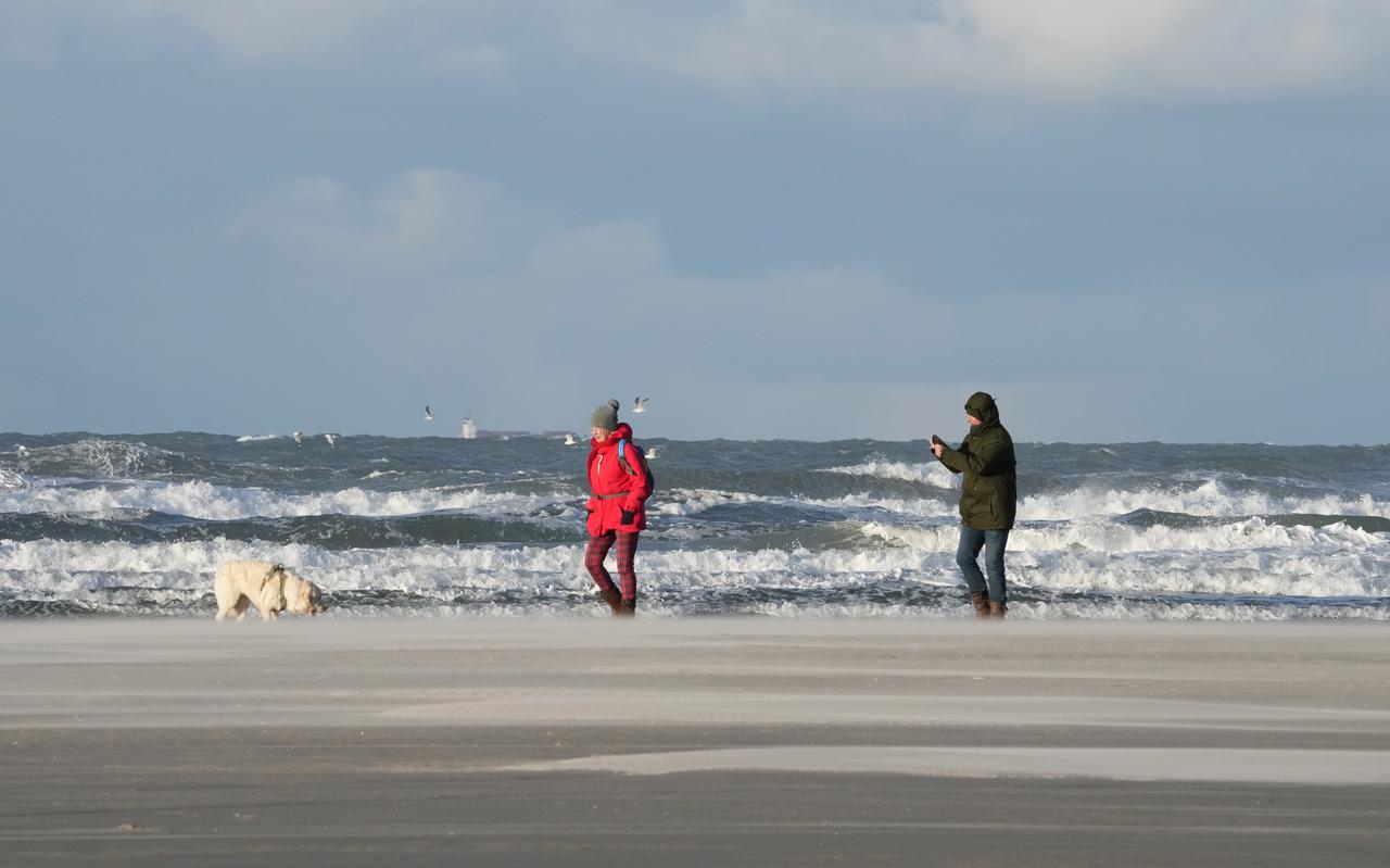 Uitwaaien op het strand van Terschelling. Eilanders zullen bestuurlijk hun eigen boontjes moeten blijven doppen, oordeelt bestuurskundige Piet Hemminga over de politieke crisis op Terschelling. 